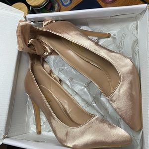 X2B lace up pumps